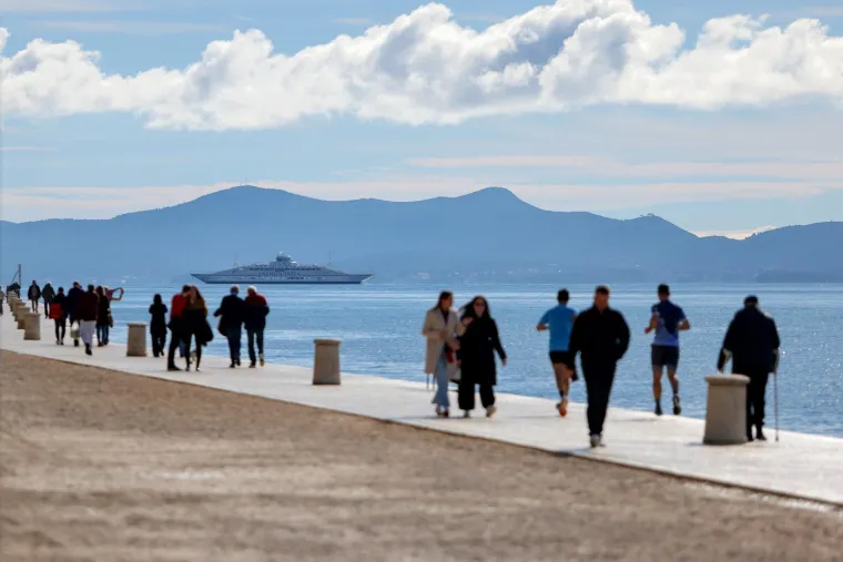 Prolaznica koja je oživjela grad: Cvjetni uzorci dominirali zadarskom &scaron;picom