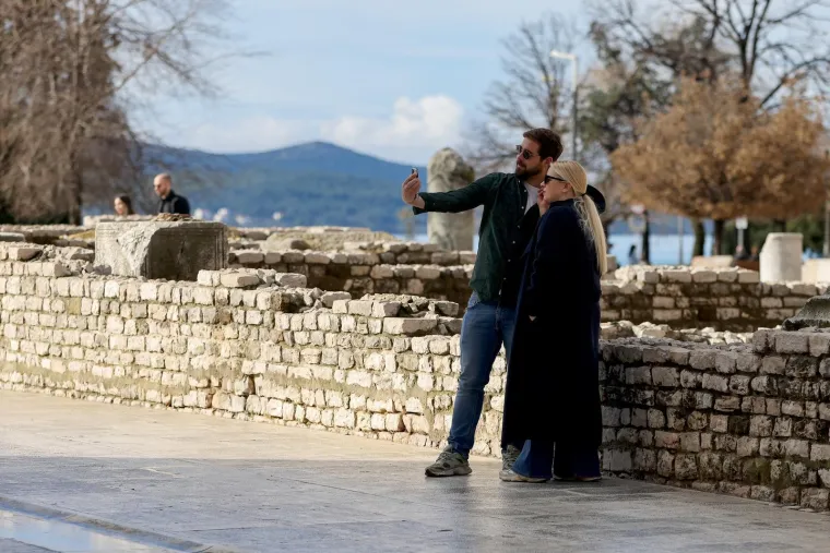 Prolaznica koja je oživjela grad: Cvjetni uzorci dominirali zadarskom &scaron;picom