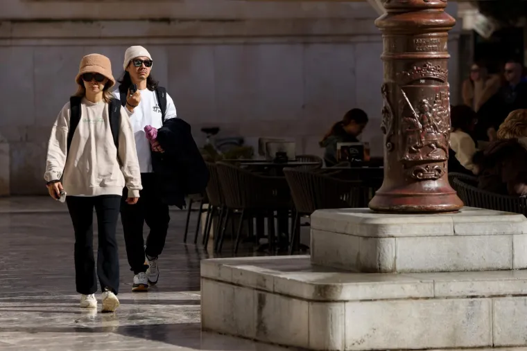 Prolaznica koja je oživjela grad: Cvjetni uzorci dominirali zadarskom &scaron;picom