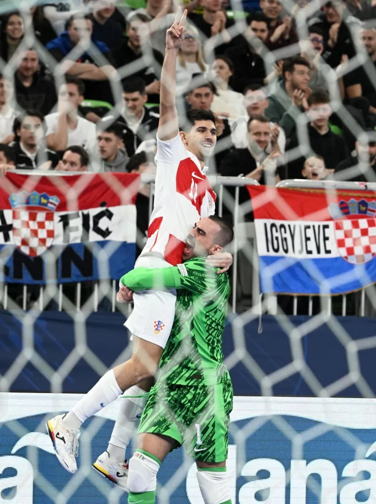 Bože, kakva ludnica u Stožicama: Legendarni majstori iz lože gledali hrvatski urnebes na tribinama