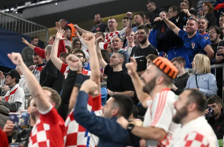 Bože, kakva ludnica u Stožicama: Legendarni majstori iz lože gledali hrvatski urnebes na tribinama