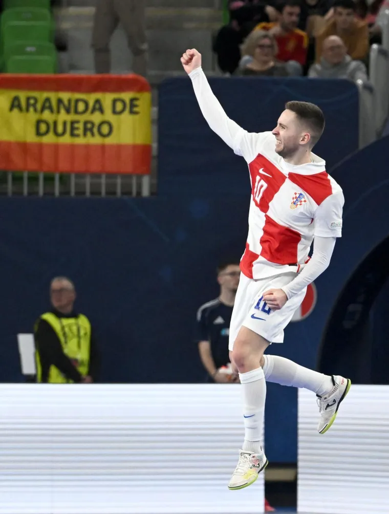 Bože, kakva ludnica u Stožicama: Legendarni majstori iz lože gledali hrvatski urnebes na tribinama