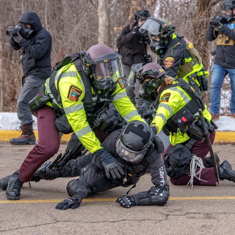 Bizarne scene na ulicama Minneapolisa: Policiju gađali bocama, ledom pa čak i seksualnim igračkama