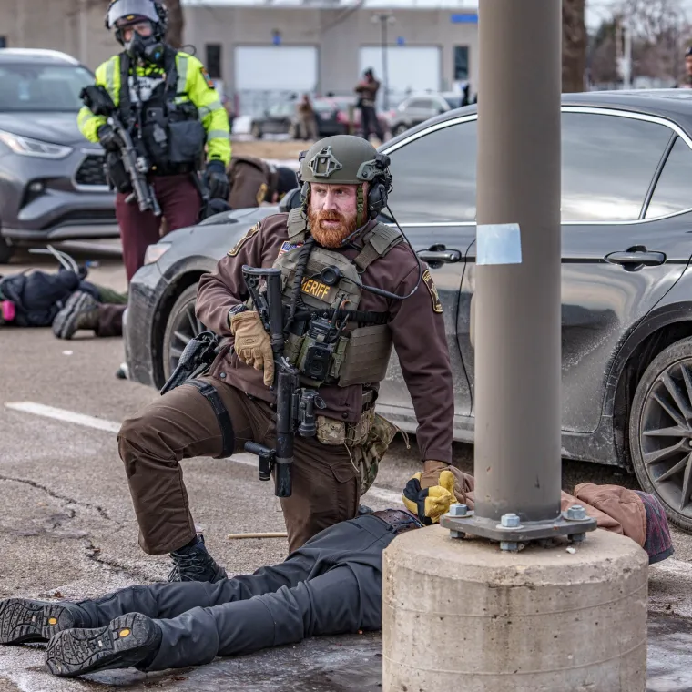 Bizarne scene na ulicama Minneapolisa: Policiju gađali bocama, ledom pa čak i seksualnim igračkama