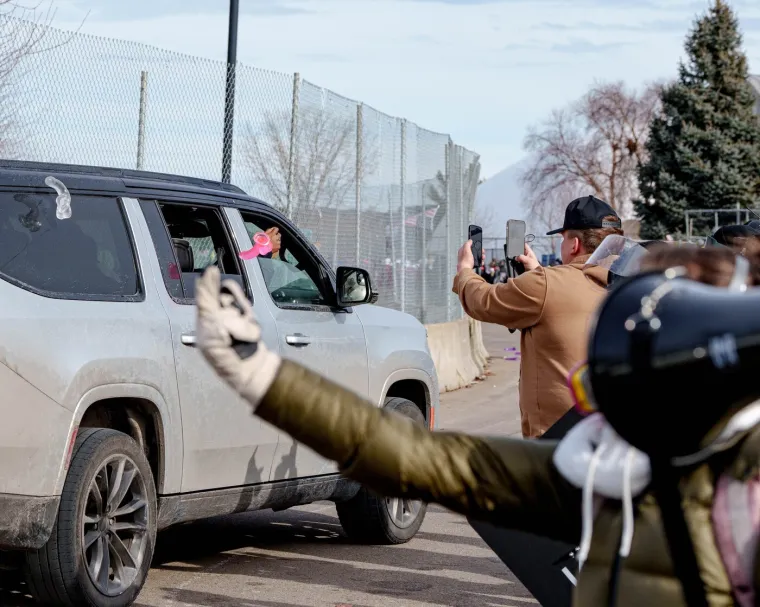 Bizarne scene na ulicama Minneapolisa: Policiju gađali bocama, ledom pa čak i seksualnim igračkama