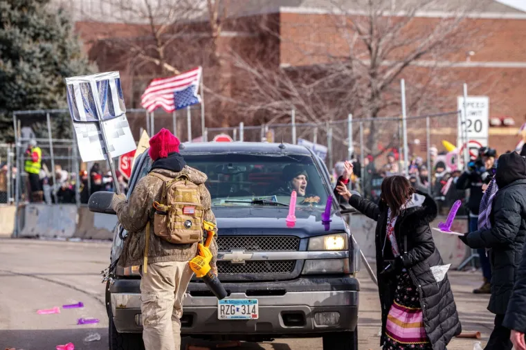 Bizarne scene na ulicama Minneapolisa: Policiju gađali bocama, ledom pa čak i seksualnim igračkama