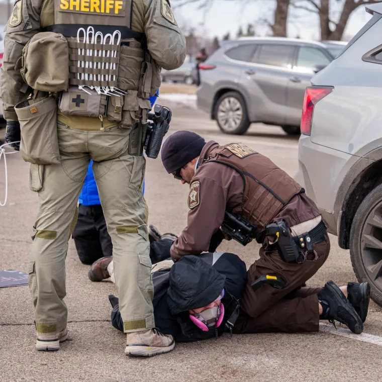 Bizarne scene na ulicama Minneapolisa: Policiju gađali bocama, ledom pa čak i seksualnim igračkama