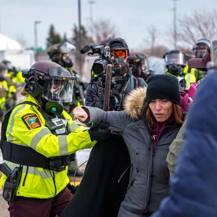 Bizarne scene na ulicama Minneapolisa: Policiju gađali bocama, ledom pa čak i seksualnim igračkama