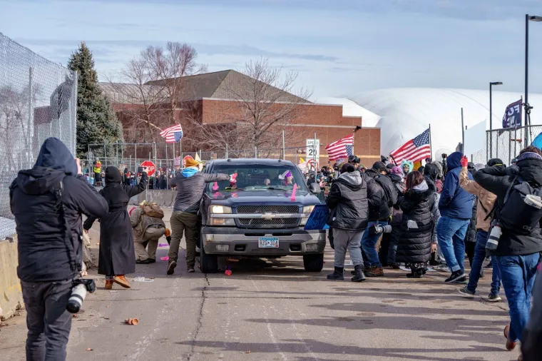 Bizarne scene na ulicama Minneapolisa: Policiju gađali bocama, ledom pa čak i seksualnim igračkama