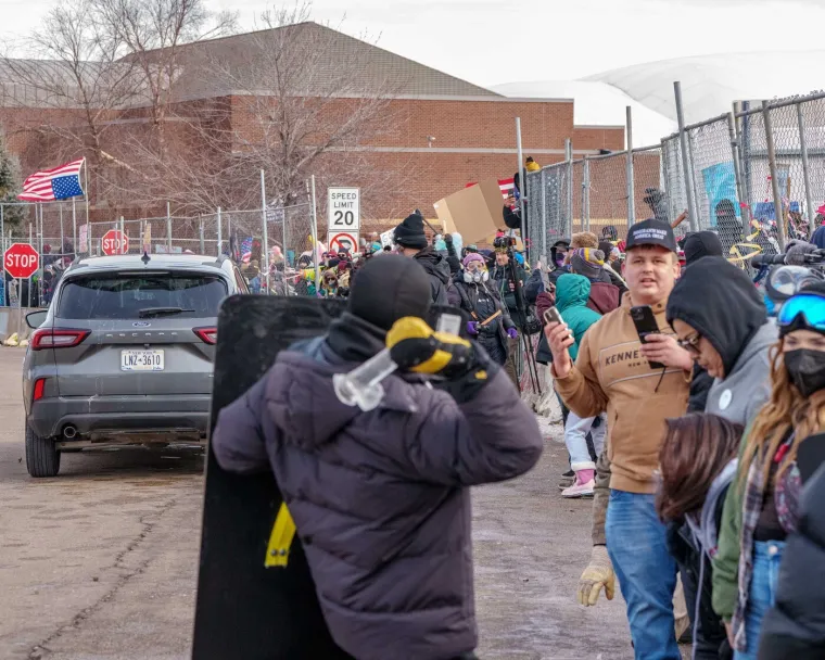 Bizarne scene na ulicama Minneapolisa: Policiju gađali bocama, ledom pa čak i seksualnim igračkama