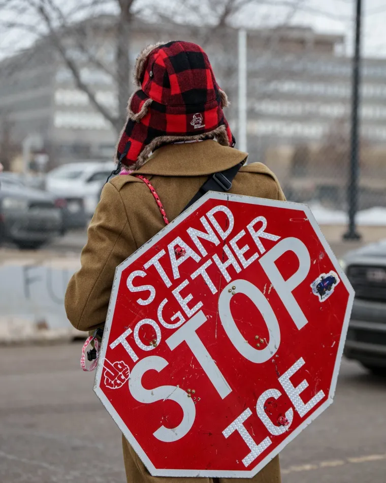 Bizarne scene na ulicama Minneapolisa: Policiju gađali bocama, ledom pa čak i seksualnim igračkama