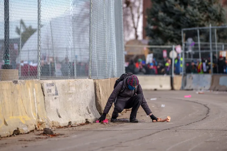 Bizarne scene na ulicama Minneapolisa: Policiju gađali bocama, ledom pa čak i seksualnim igračkama