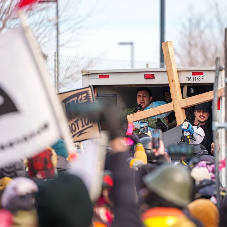 Bizarne scene na ulicama Minneapolisa: Policiju gađali bocama, ledom pa čak i seksualnim igračkama