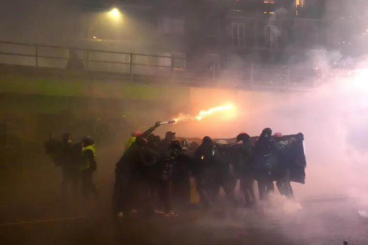 Mračna strana Olimpijskih igara: Dim, petarde i poruka - 'Vratimo grad, oslobodimo planine'