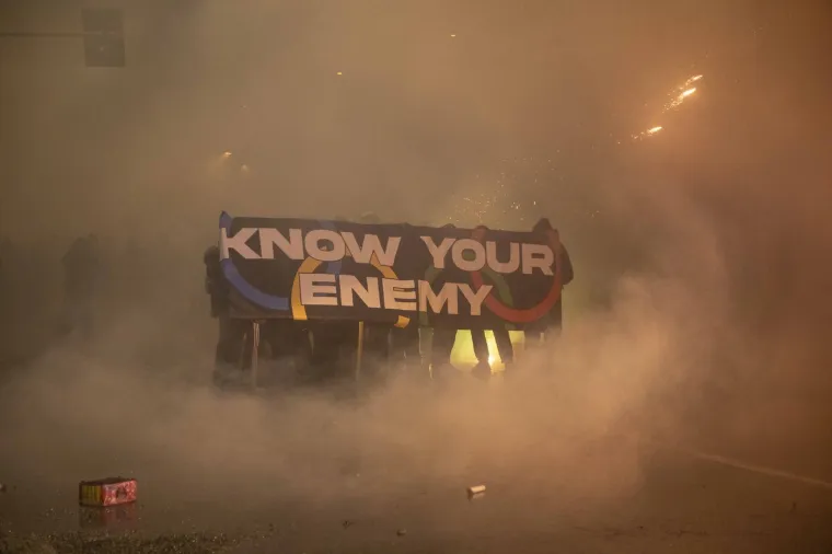 Mračna strana Olimpijskih igara: Dim, petarde i poruka - 'Vratimo grad, oslobodimo planine'