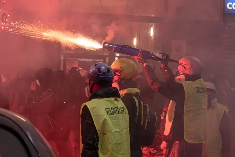 Mračna strana Olimpijskih igara: Dim, petarde i poruka - 'Vratimo grad, oslobodimo planine'