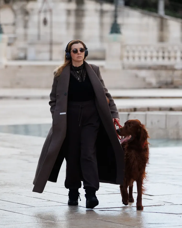 Sunčani đir pretvorio se u modnu pozornicu: Za ovim nogama tamnokose žene u crnom svi su se okretali