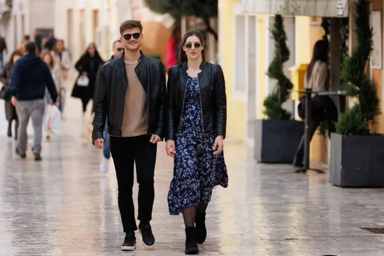 Sunčani đir pretvorio se u modnu pozornicu: Za ovim nogama tamnokose žene u crnom svi su se okretali