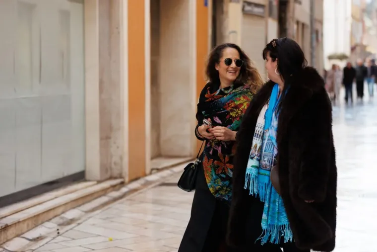 Sunčani đir pretvorio se u modnu pozornicu: Za ovim nogama tamnokose žene u crnom svi su se okretali