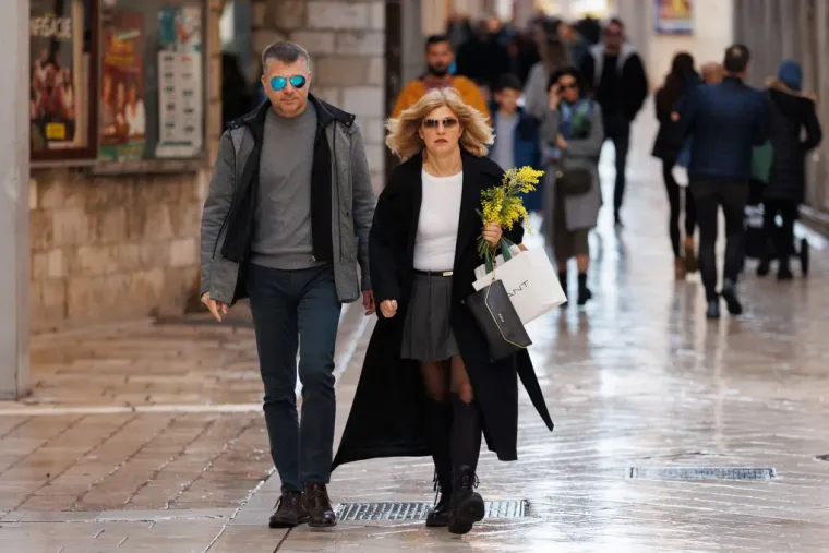 Sunčani đir pretvorio se u modnu pozornicu: Za ovim nogama tamnokose žene u crnom svi su se okretali