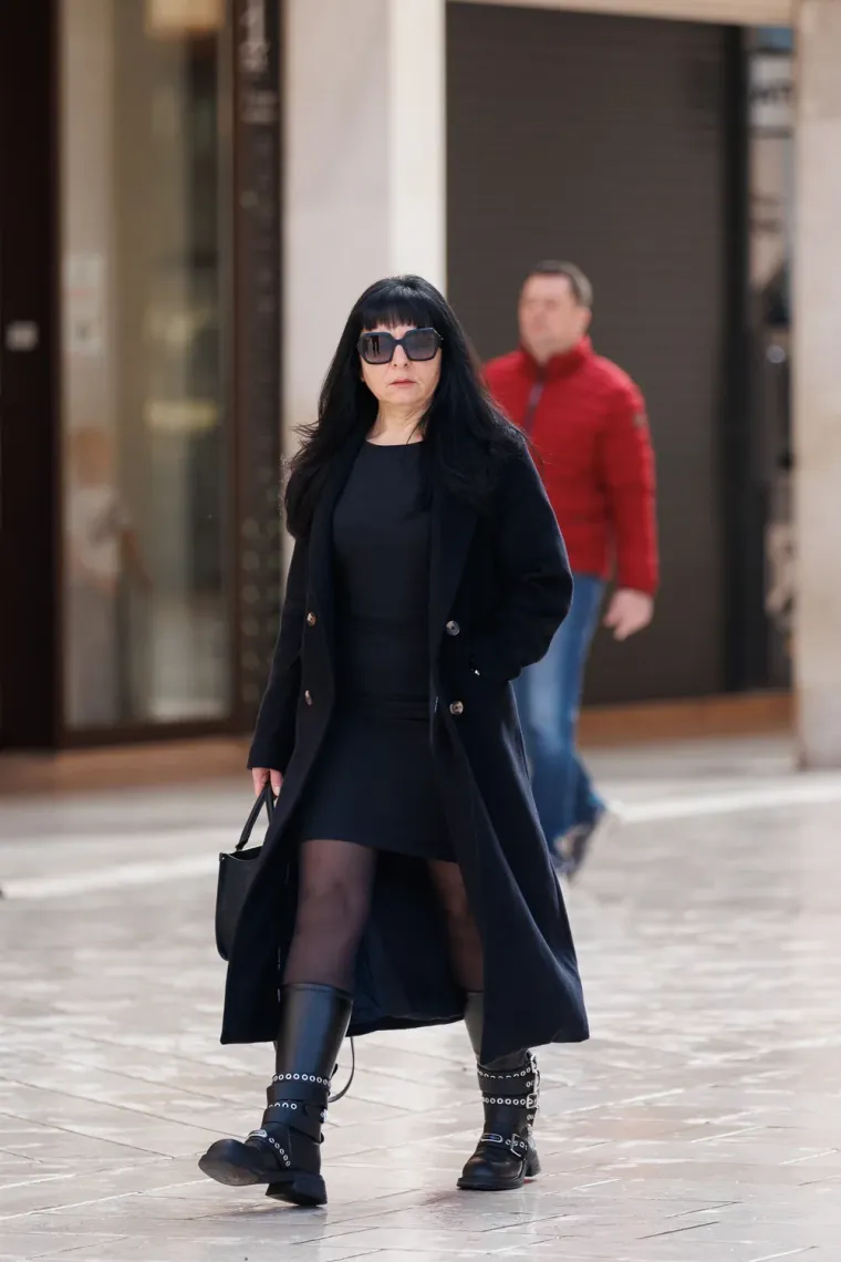 Sunčani đir pretvorio se u modnu pozornicu: Za ovim nogama tamnokose žene u crnom svi su se okretali