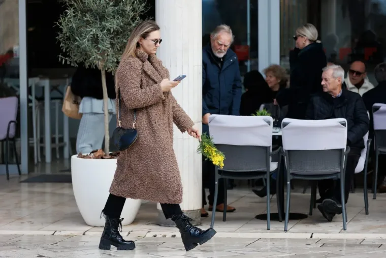 Sunčani đir pretvorio se u modnu pozornicu: Za ovim nogama tamnokose žene u crnom svi su se okretali