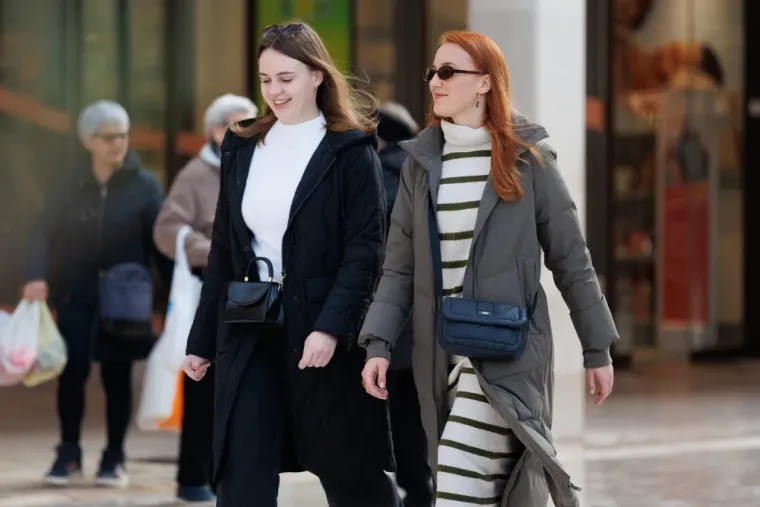 Sunčani đir pretvorio se u modnu pozornicu: Za ovim nogama tamnokose žene u crnom svi su se okretali