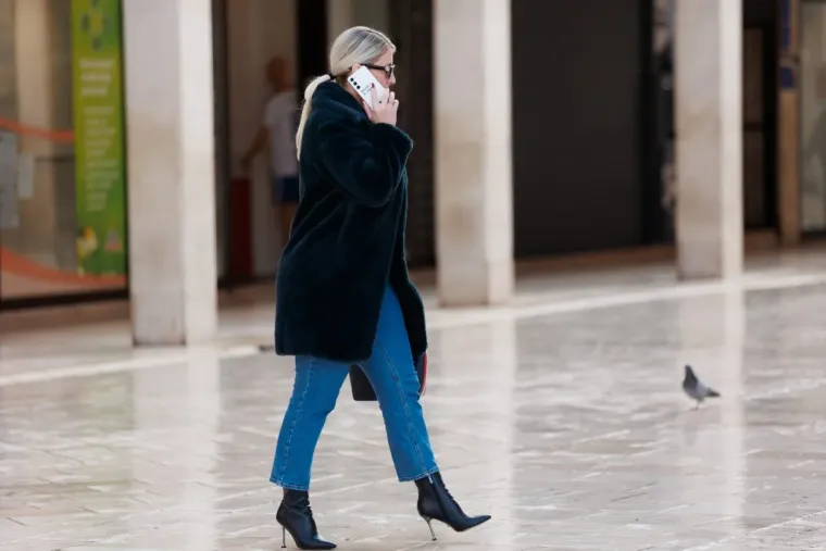 Sunčani đir pretvorio se u modnu pozornicu: Za ovim nogama tamnokose žene u crnom svi su se okretali