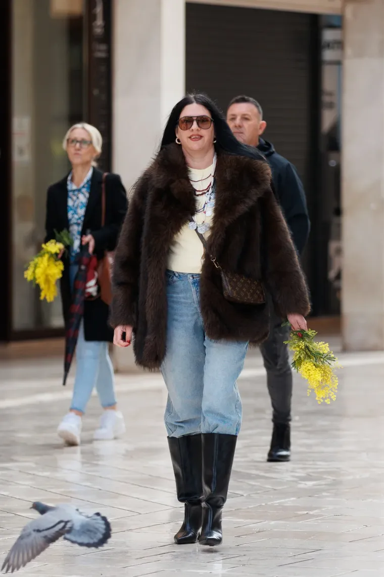 Sunčani đir pretvorio se u modnu pozornicu: Za ovim nogama tamnokose žene u crnom svi su se okretali