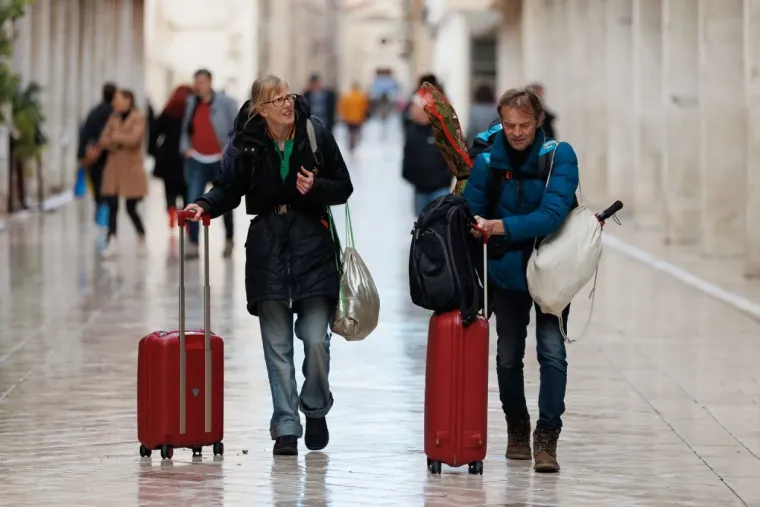 Sunčani đir pretvorio se u modnu pozornicu: Za ovim nogama tamnokose žene u crnom svi su se okretali