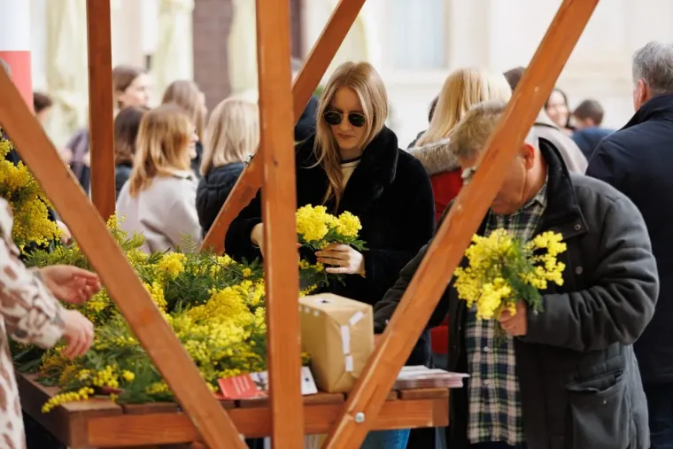 Sunčani đir pretvorio se u modnu pozornicu: Za ovim nogama tamnokose žene u crnom svi su se okretali