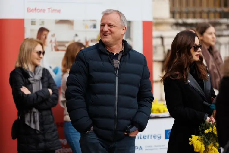 Sunčani đir pretvorio se u modnu pozornicu: Za ovim nogama tamnokose žene u crnom svi su se okretali