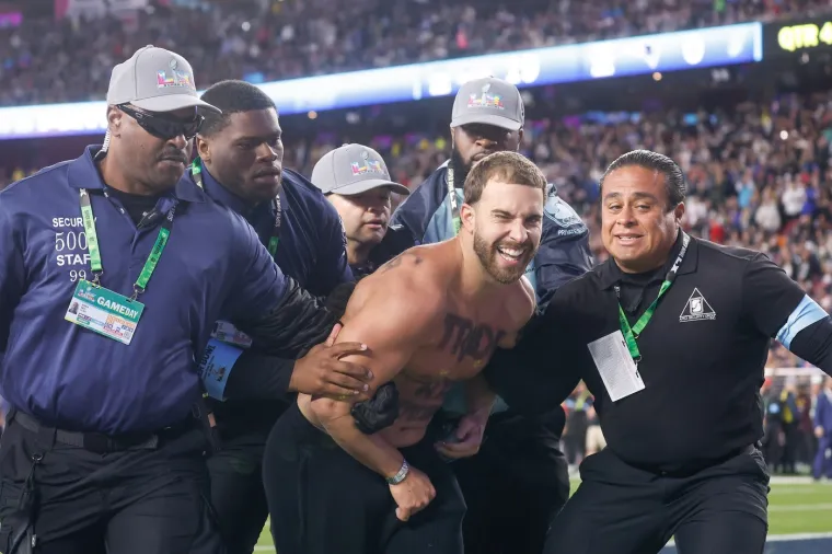 Neželjeni gost uni&scaron;tio Super Bowl! Pogledajte scene koje se nisu mogle vidjeti na TV-u