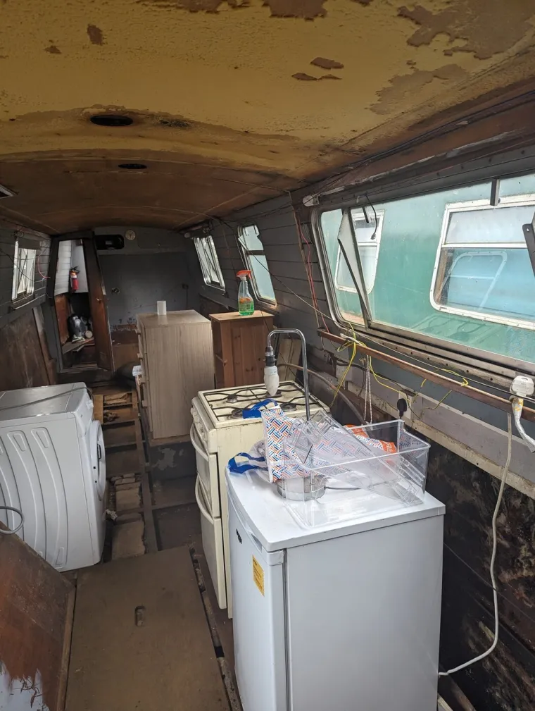 Prekid veze ostavio je bez krova nad glavom: Sada živi u raspadajućem brodu i uživa u tome