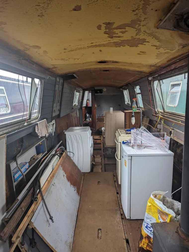 Prekid veze ostavio je bez krova nad glavom: Sada živi u raspadajućem brodu i uživa u tome