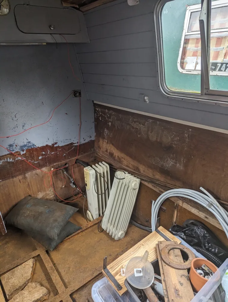 Prekid veze ostavio je bez krova nad glavom: Sada živi u raspadajućem brodu i uživa u tome