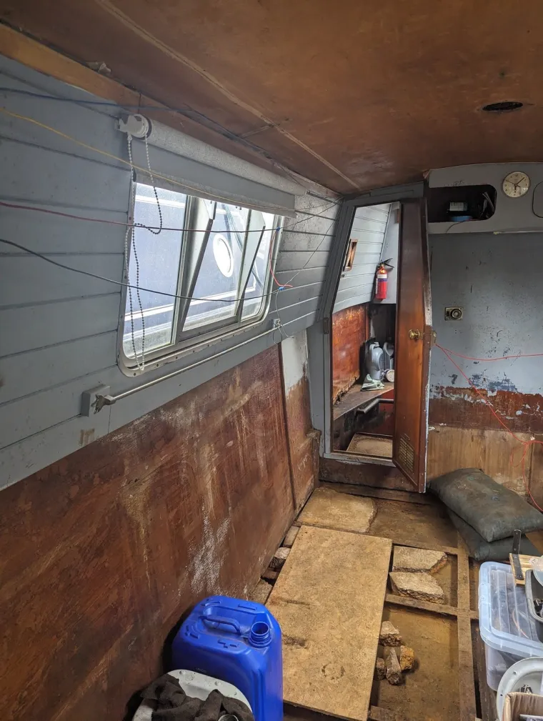 Prekid veze ostavio je bez krova nad glavom: Sada živi u raspadajućem brodu i uživa u tome