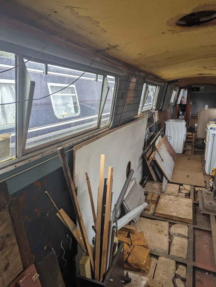 Prekid veze ostavio je bez krova nad glavom: Sada živi u raspadajućem brodu i uživa u tome