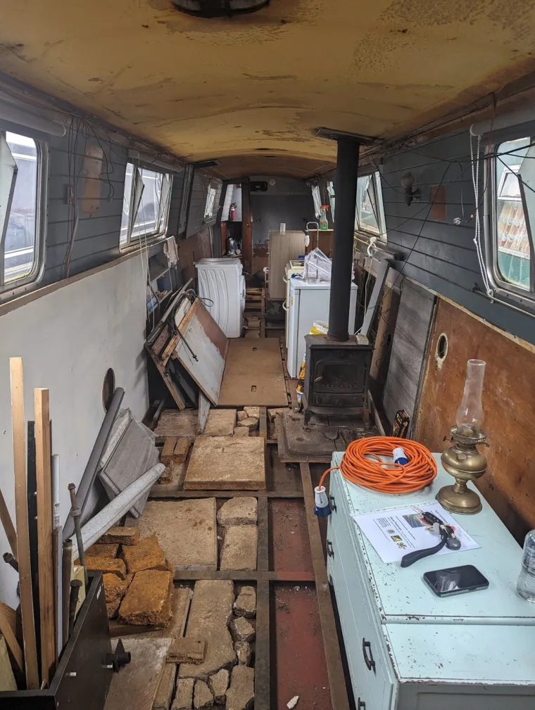 Prekid veze ostavio je bez krova nad glavom: Sada živi u raspadajućem brodu i uživa u tome