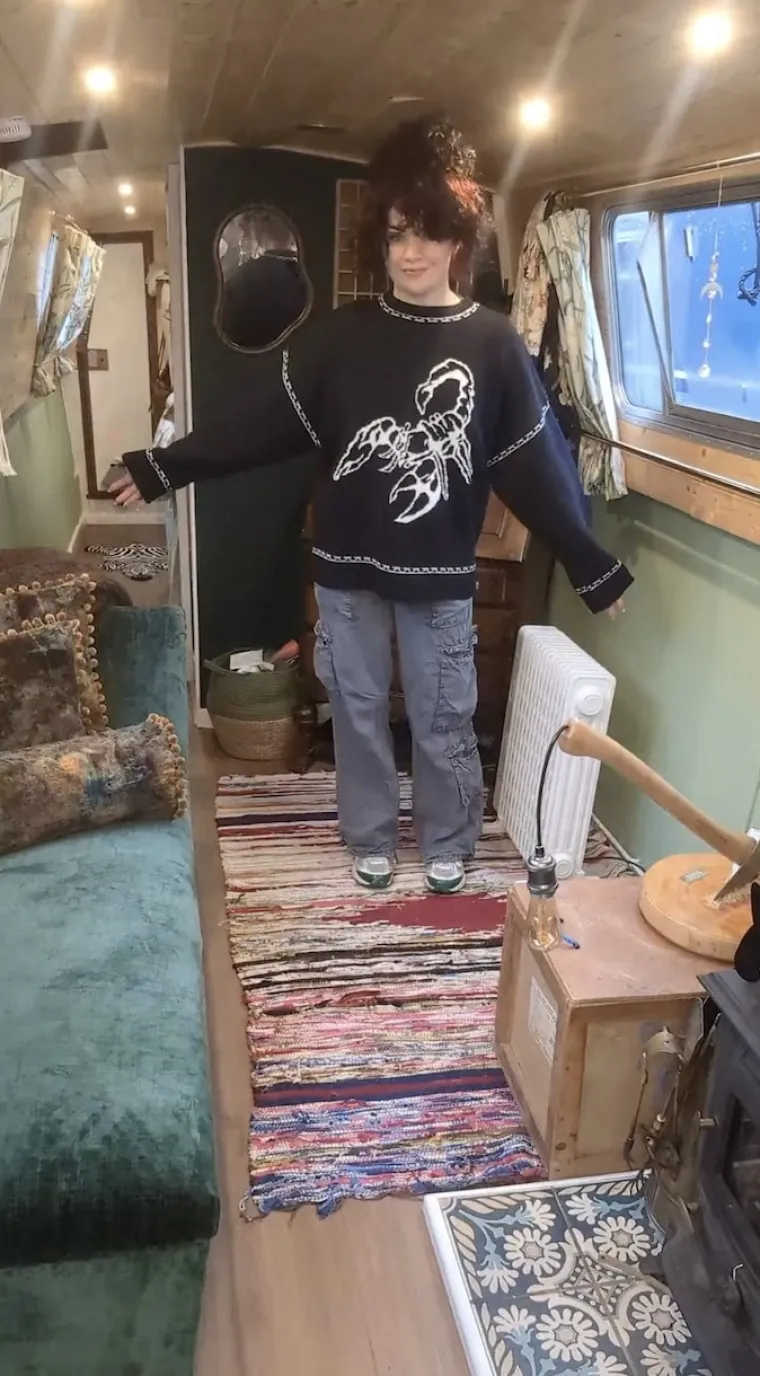 Prekid veze ostavio je bez krova nad glavom: Sada živi u raspadajućem brodu i uživa u tome