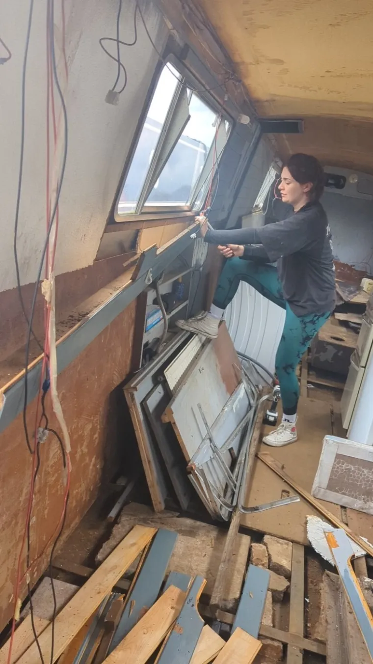 Prekid veze ostavio je bez krova nad glavom: Sada živi u raspadajućem brodu i uživa u tome