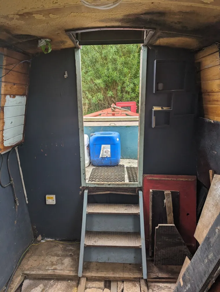 Prekid veze ostavio je bez krova nad glavom: Sada živi u raspadajućem brodu i uživa u tome