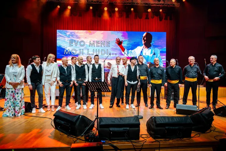 Ovako to radi Mladen Grdović: Pogledajte atmosferu na proslavi 45. godina njegove karijere