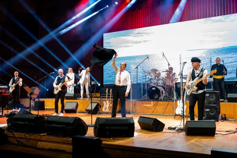 Ovako to radi Mladen Grdović: Pogledajte atmosferu na proslavi 45. godina njegove karijere