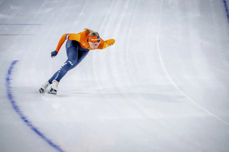 Osvojila zlato i sru&scaron;ila rekord pa krenula skidati opremu: Problematični dečko sve pratio iz prvog reda