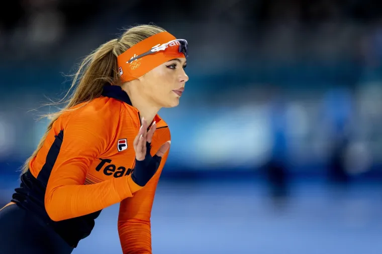 Osvojila zlato i sru&scaron;ila rekord pa krenula skidati opremu: Problematični dečko sve pratio iz prvog reda