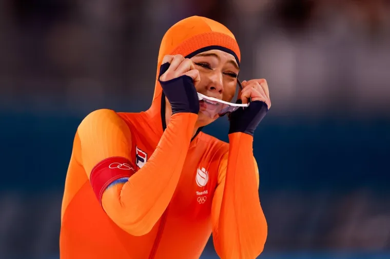 Osvojila zlato i sru&scaron;ila rekord pa krenula skidati opremu: Problematični dečko sve pratio iz prvog reda