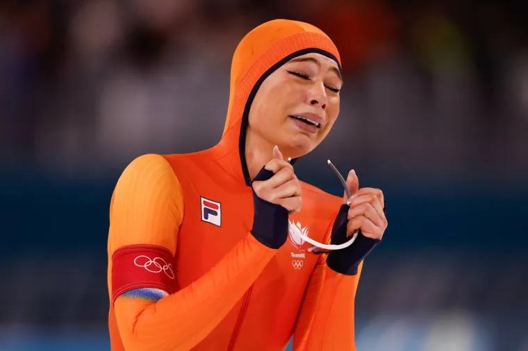 Osvojila zlato i sru&scaron;ila rekord pa krenula skidati opremu: Problematični dečko sve pratio iz prvog reda