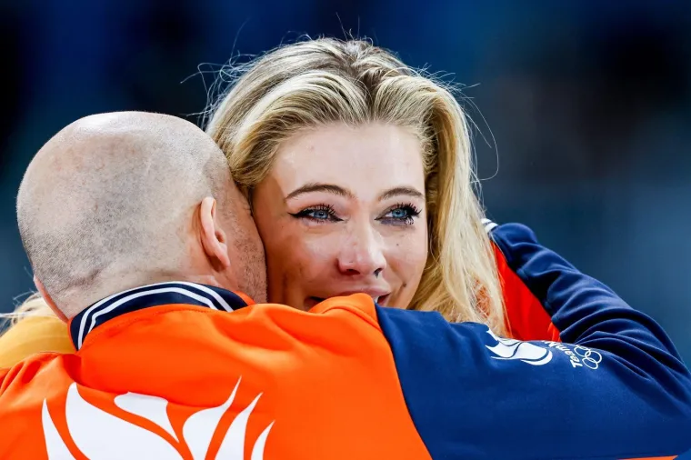 Osvojila zlato i sru&scaron;ila rekord pa krenula skidati opremu: Problematični dečko sve pratio iz prvog reda