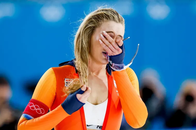 Osvojila zlato i sru&scaron;ila rekord pa krenula skidati opremu: Problematični dečko sve pratio iz prvog reda